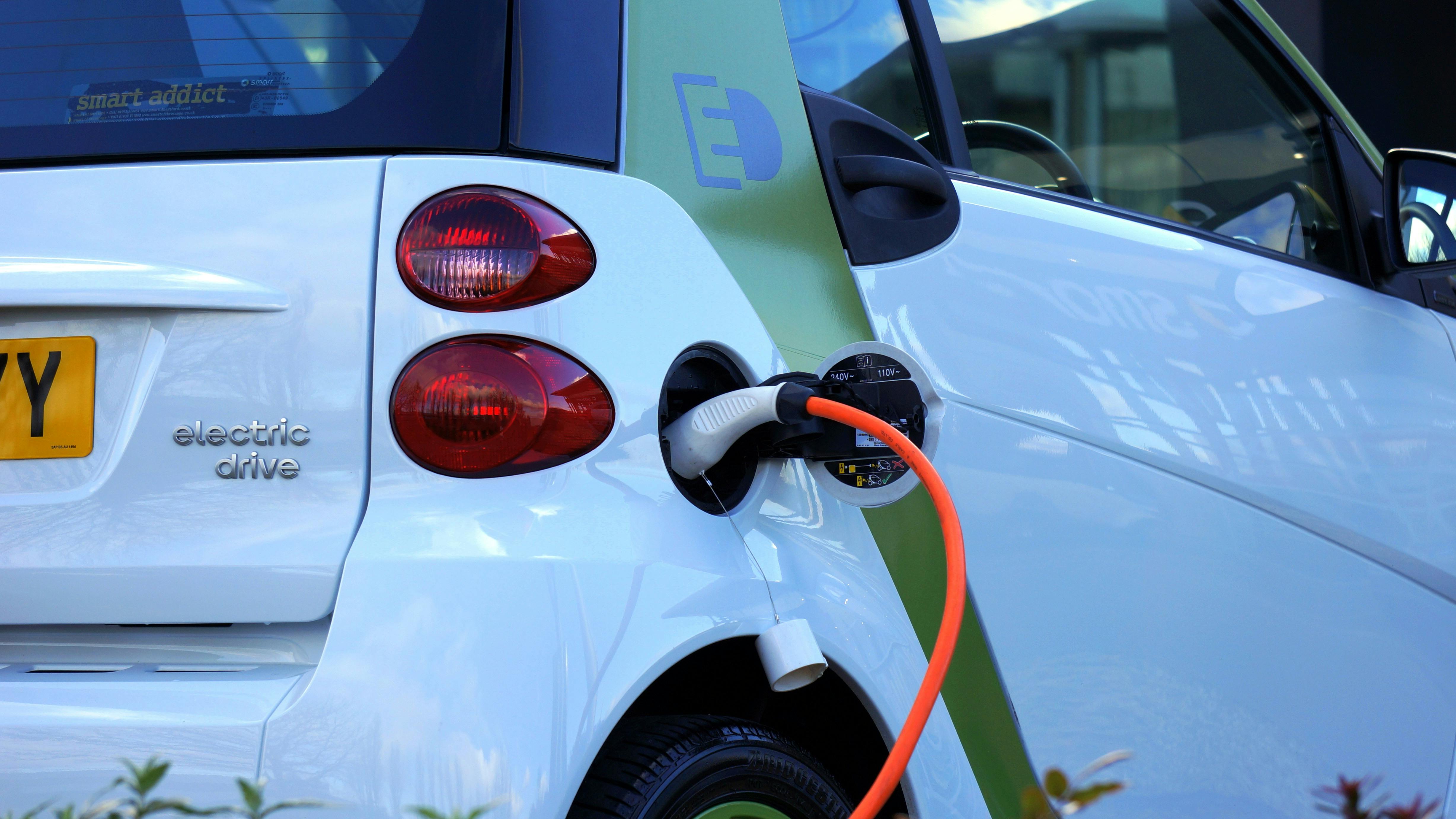 La voiture électrique : entre succès populaire, défis industriels et promesse d’un recyclage vertueux